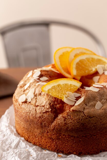 Délicieux gâteau Bundt avec arrangement d'oranges