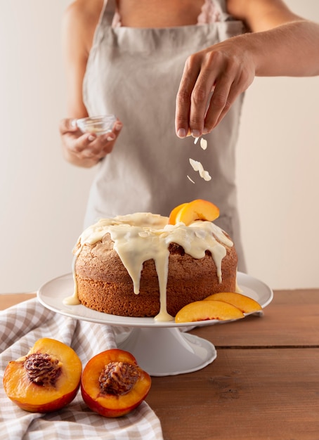 Délicieux gâteau Bundt avec arrangement d'oranges