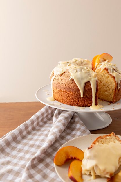 Délicieux gâteau Bundt avec arrangement d'oranges