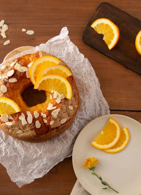 Délicieux gâteau Bundt avec arrangement d'oranges