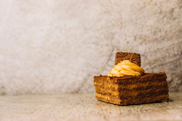 Photo gratuite délicieux gâteau à la crème et au biscuit