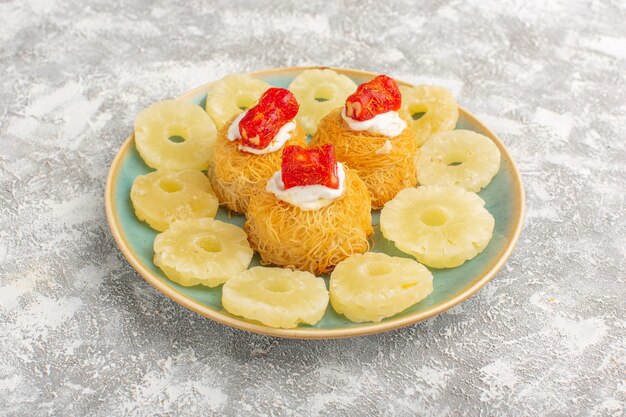 Délicieux gâteau à la crème blanche et marmelade rouge à l'intérieur de la plaque