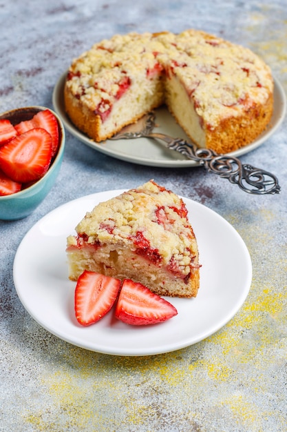 Délicieux gâteau crumble aux fraises fait maison avec des tranches de fraises fraîches