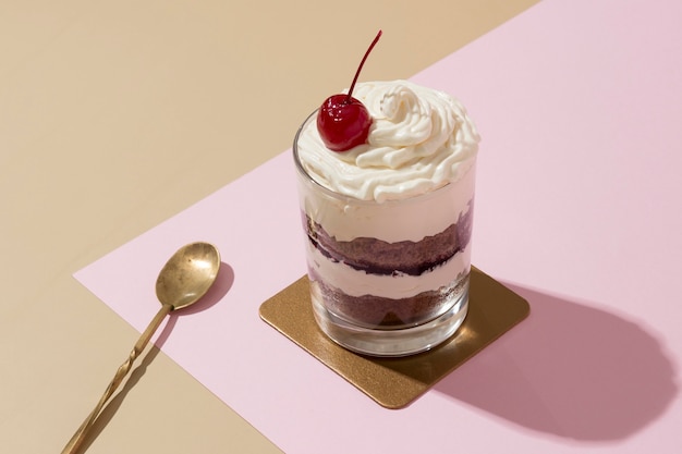 Délicieux gâteau dans un arrangement en verre