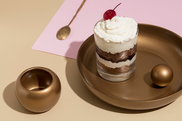 Délicieux gâteau dans un arrangement en verre