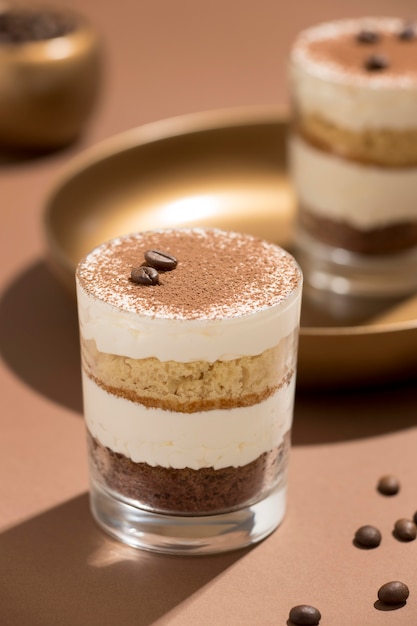 Délicieux gâteau dans un arrangement en verre