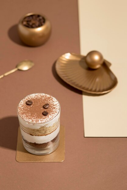 Délicieux gâteau dans un arrangement en verre