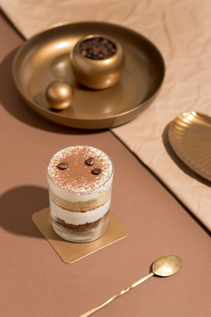 Délicieux gâteau dans un arrangement en verre