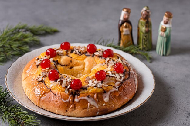 Délicieux gâteau du jour de l'Épiphanie avec des personnages sacrés