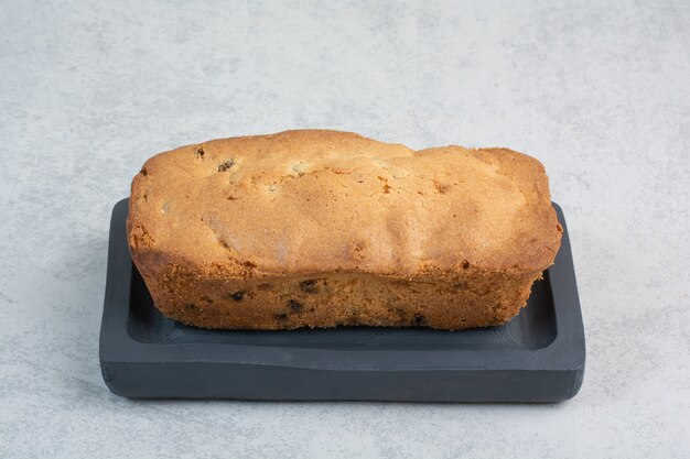 Délicieux gâteau frais chaud sur tableau noir.