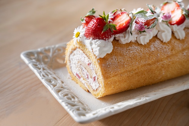 Photo gratuite délicieux gâteau et fraises à angle élevé