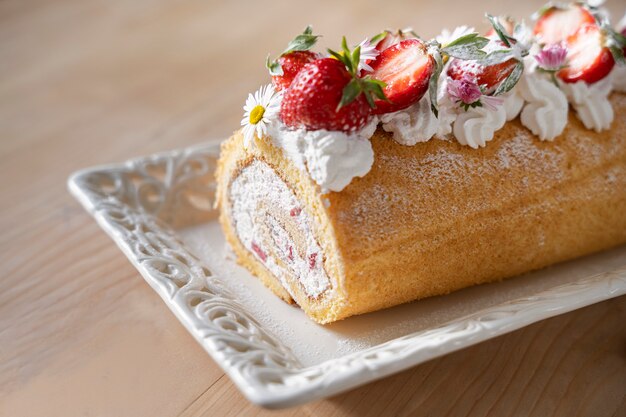 Délicieux gâteau et fraises à angle élevé