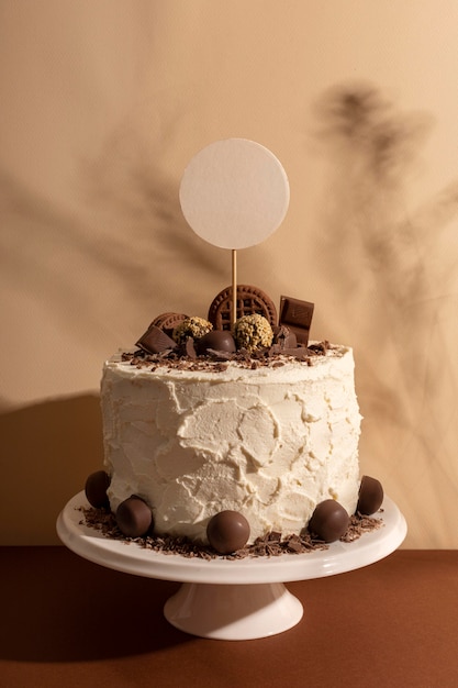 Photo gratuite délicieux gâteau avec des garnitures au chocolat