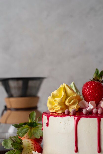 Délicieux gâteau avec glaçage et fraise