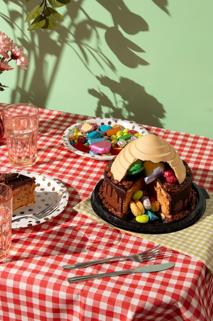 Délicieux gâteau à l'intérieur nature morte