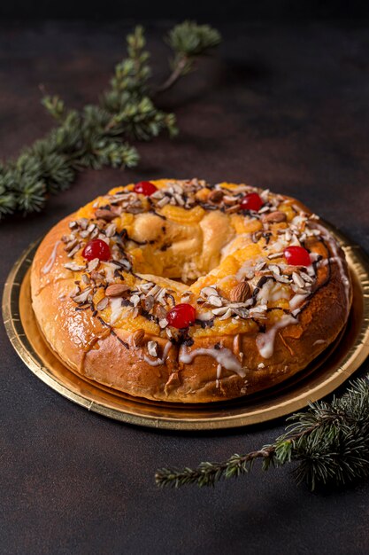 Délicieux gâteau de jour de l'épiphanie à angle élevé avec des branches