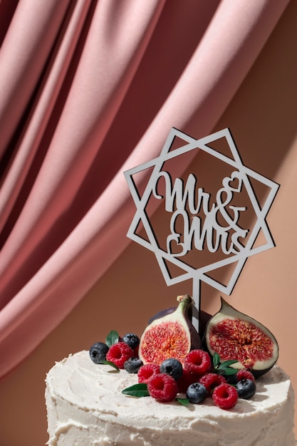 Photo gratuite délicieux gâteau de mariage aux fruits