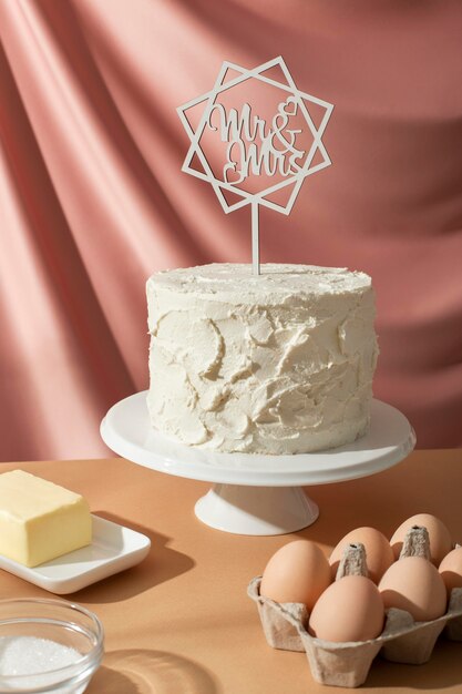 Délicieux gâteau de mariage et ingrédients