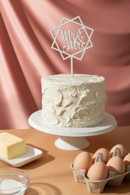 Délicieux gâteau de mariage et ingrédients