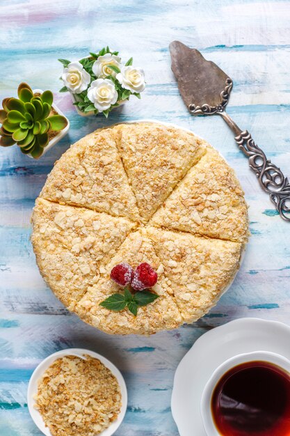 Photo gratuite délicieux gâteau napoléon fait maison, vue du dessus