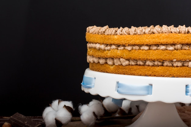 Délicieux gâteau avec ruban bleu