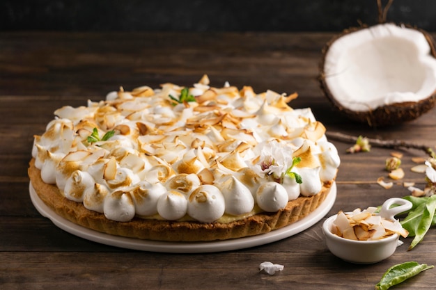 Délicieux gâteau sur table en bois high angle