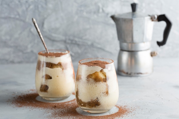 Délicieux gâteau tiramisu dans des verres