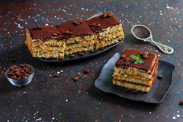 Délicieux gâteau tiramisu fait maison.