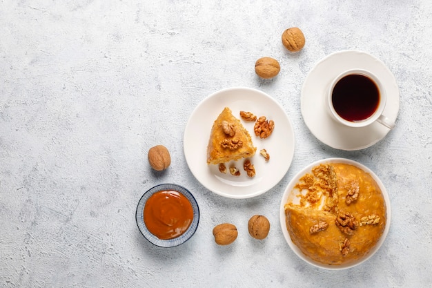 Délicieux gâteau traditionnel fourmilière soviétique fait maison avec noix, lait concentré et biscuits