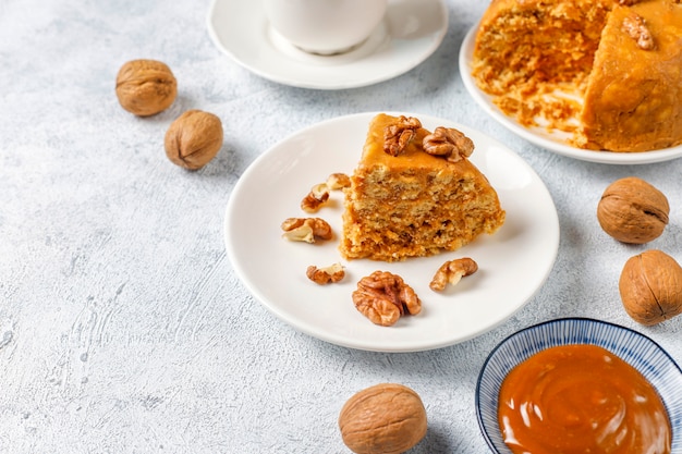 Photo gratuite délicieux gâteau traditionnel fourmilière soviétique fait maison avec noix, lait concentré et biscuits