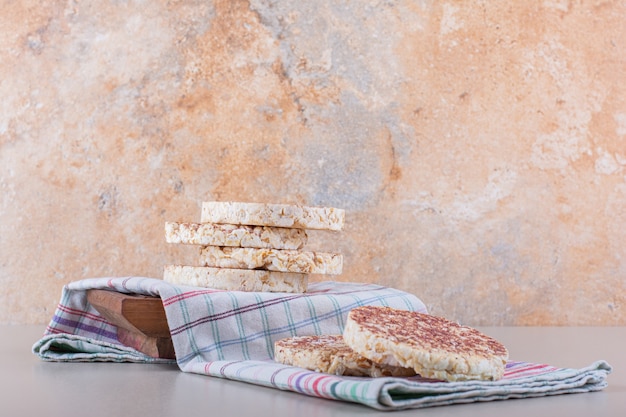 Délicieux gâteaux de riz avec nappe placée sur une table blanche. photo de haute qualité