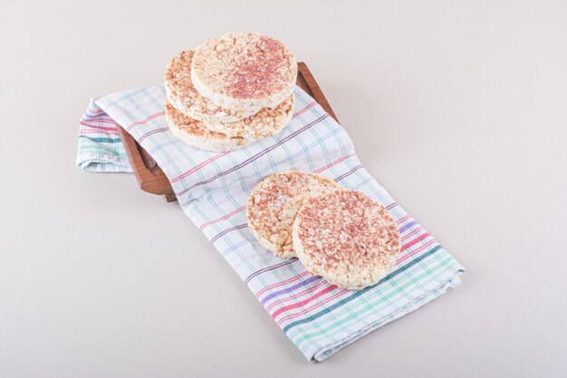 Délicieux gâteaux de riz avec nappe placée sur une table blanche. photo de haute qualité