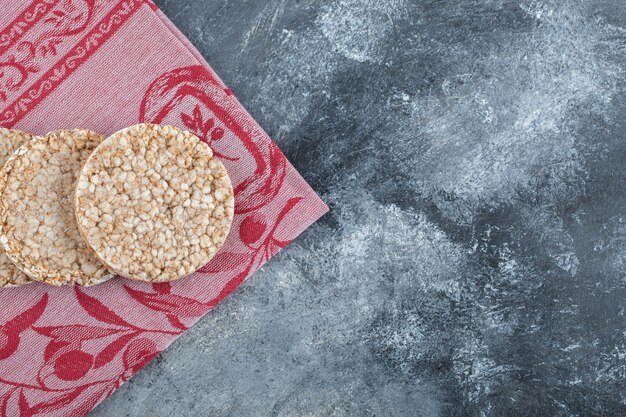 Délicieux gâteaux de riz sur tissu rouge.