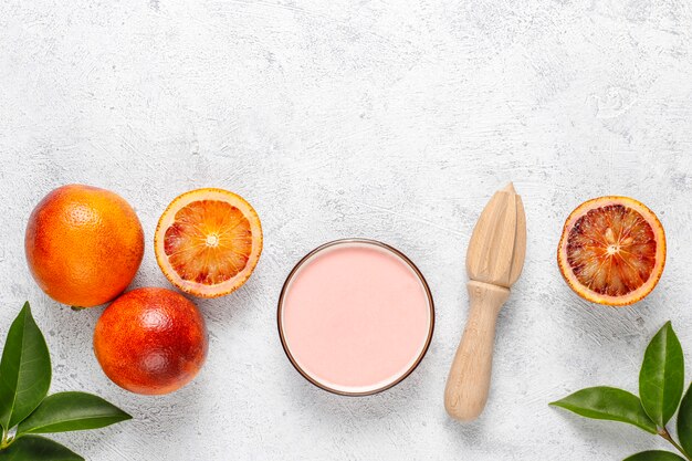 Délicieux glaçage aux groseilles rouges fait maison avec des groseilles rouges fraîches.