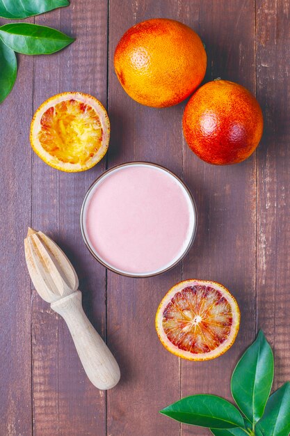 Délicieux glaçage à l'orange sanguine fait maison avec des fruits frais d'orange sanguine.