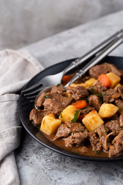 Délicieux goulache prêt pour le dîner