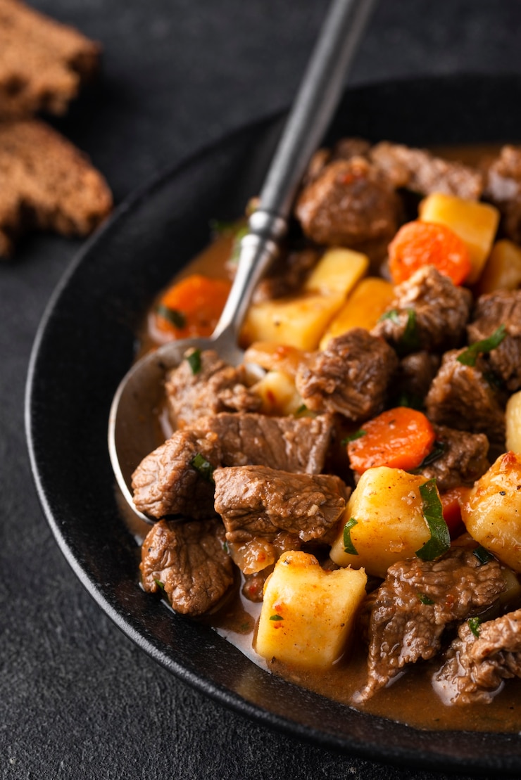 Photo gratuit délicieux goulache prêt pour le dîner