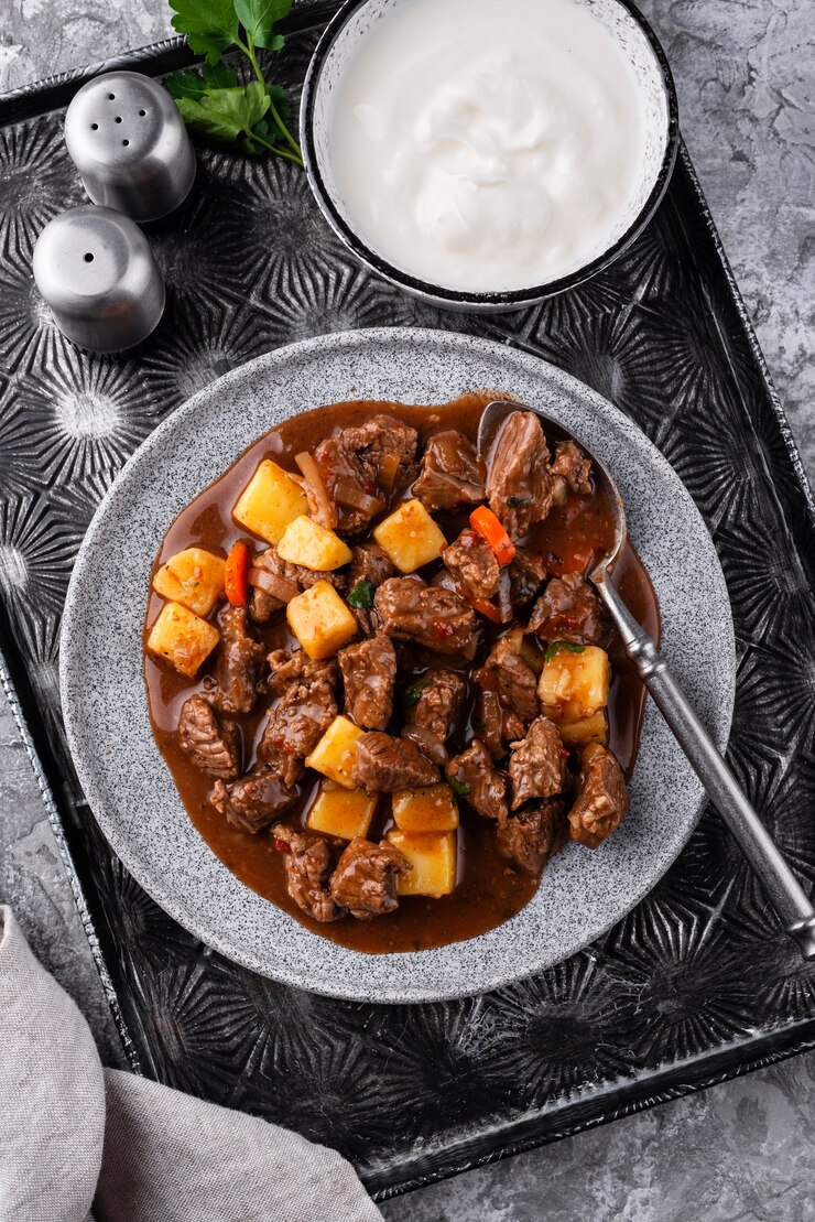 Photo gratuit délicieux goulache prêt pour le dîner