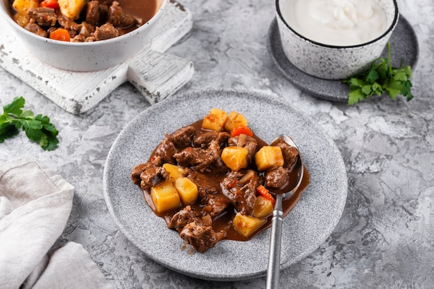 Délicieux goulache prêt pour le dîner