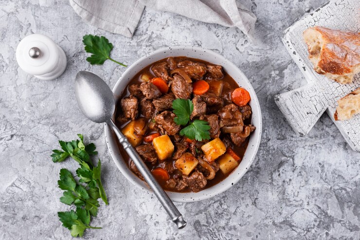 Photo gratuit délicieux goulache prêt pour le dîner