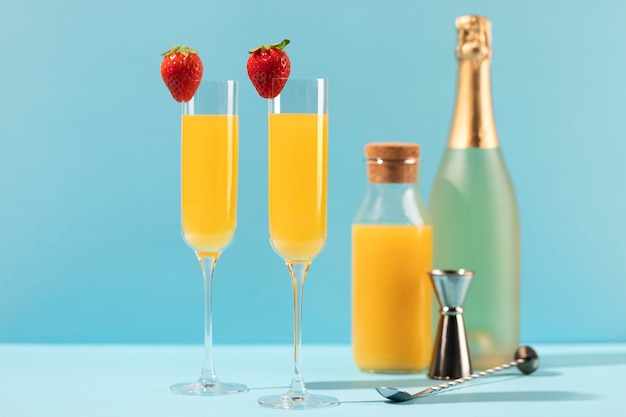 Délicieux grands verres mimosa aux fraises