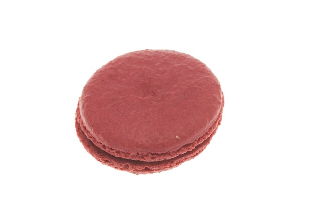 Délicieux gros macaron rouge isolé sur fond blanc. Dessert traditionnel