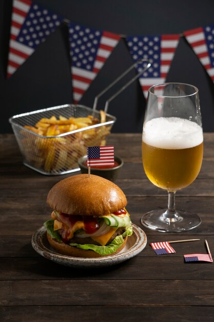 Délicieux hamburger à angle élevé avec drapeau et bière