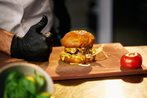 Un délicieux hamburger au bœuf grillé sur une planche à couper