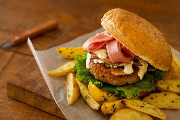 Délicieux hamburger et frites