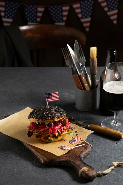 Délicieux hamburgers à angle élevé sur planche de bois