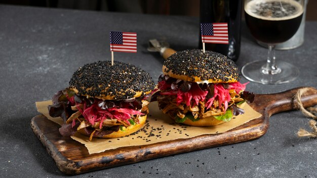 Délicieux hamburgers sur planche de bois