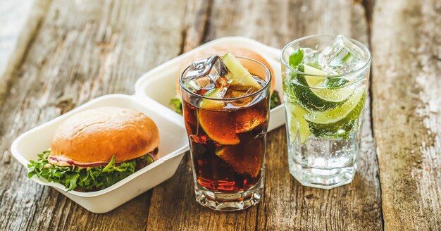 Délicieux hamburgers sur la table