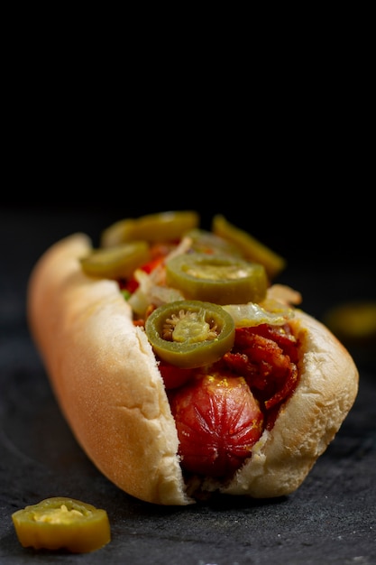 Délicieux hot-dog à angle élevé avec du poivre