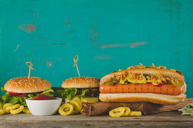 Photo gratuite délicieux hot dog avec deux hamburgers